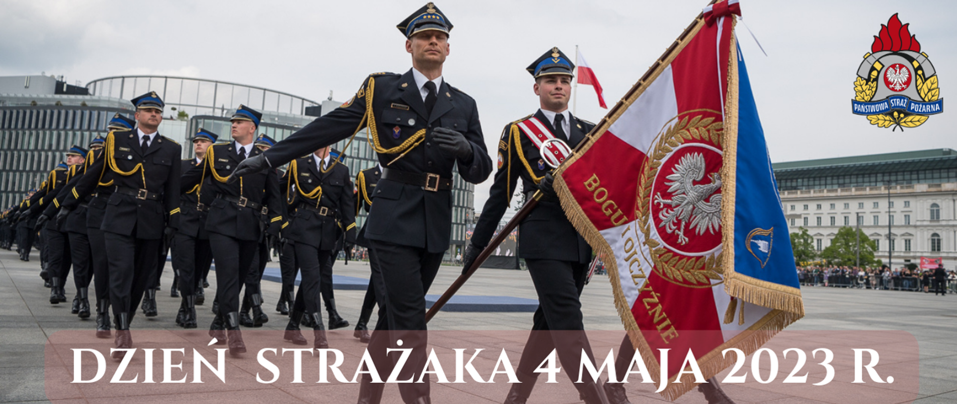 Strażacy podczas Centralnych Obchodów Dnia Strażaka na Placu Piłsudskiego niosą sztandar