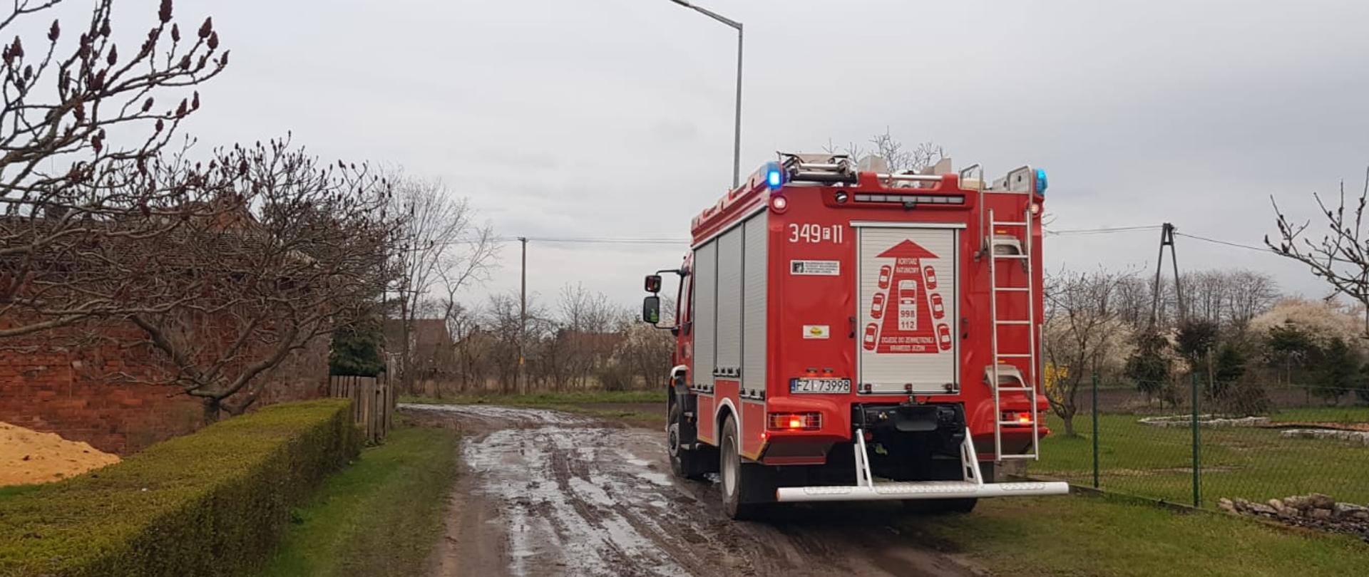 Dziecko wpadło do szamba - samochód gaśniczy