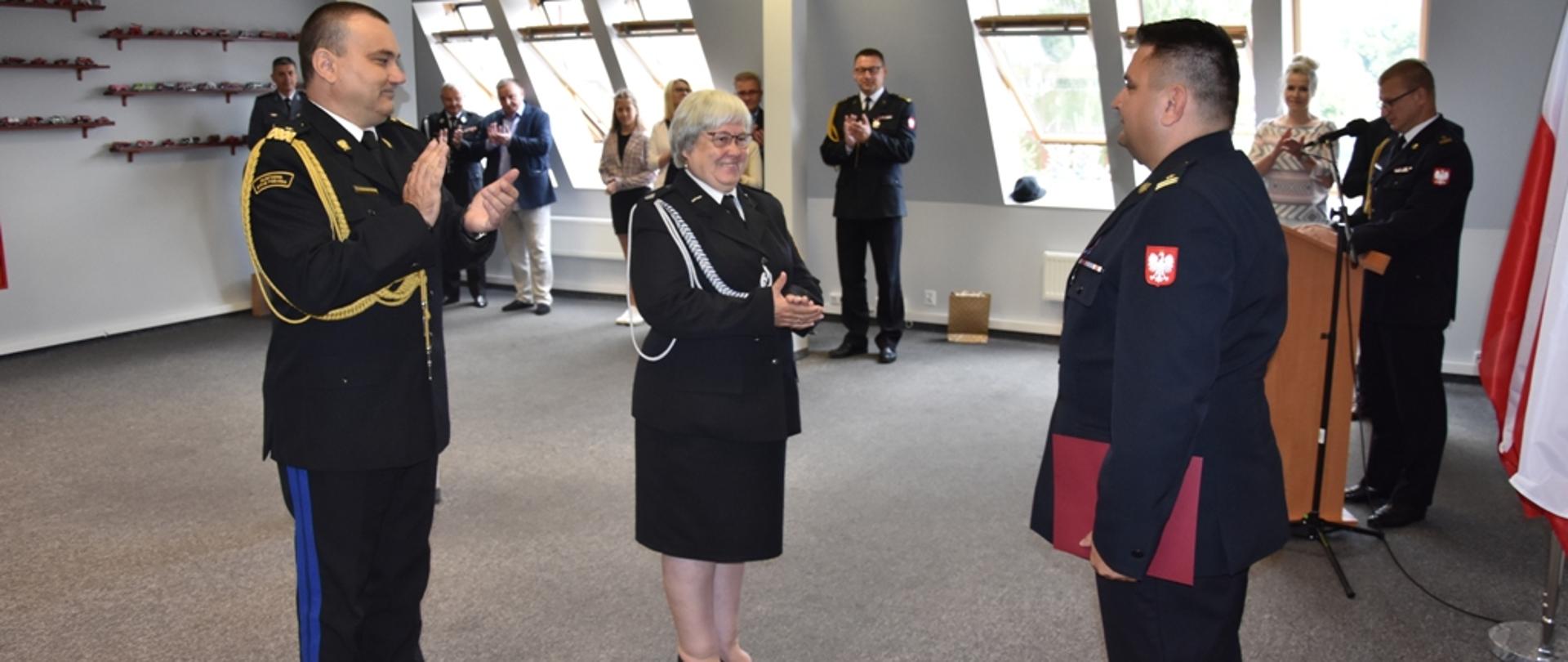 Komendant Powiatowy po odebraniu aktu powołania. 