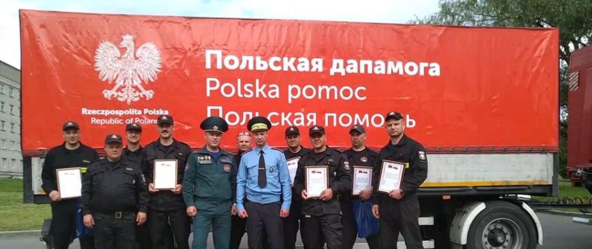 Strażacy w pamiątkowym ujęciu z przedstawicielami Białorusi