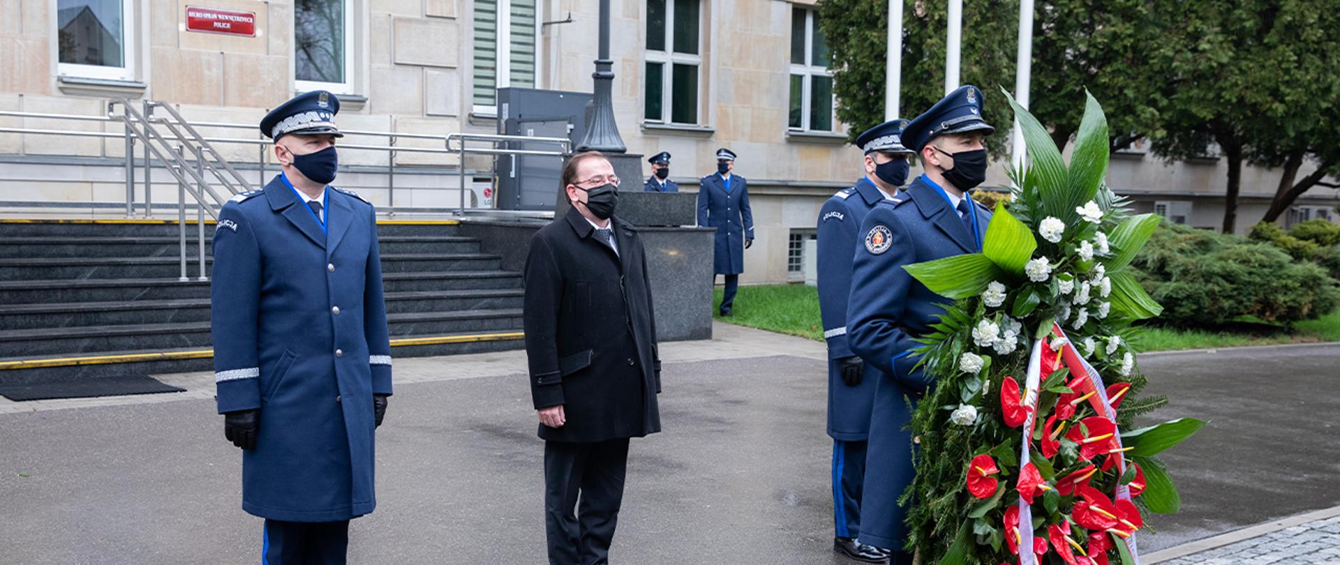 Minister Mariusz Kamiński złożył kwiaty przed obeliskiem "Poległym Policjantom - Rzeczpospolita Polska"