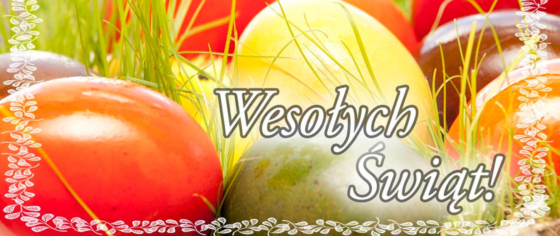 Karta wielkanocna, w tle kolorowe pisanki, napis Wesołych Świąt