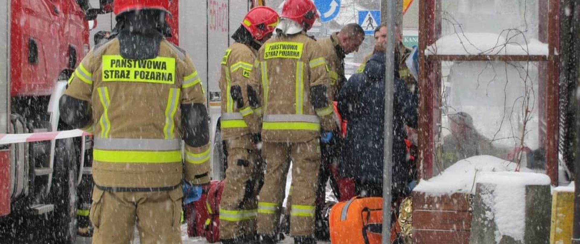 Na zdjęciu widzimy strażaków udzielających kwalifikowanej pierwsze pomocy 72 letniemu mężczyźnie. 