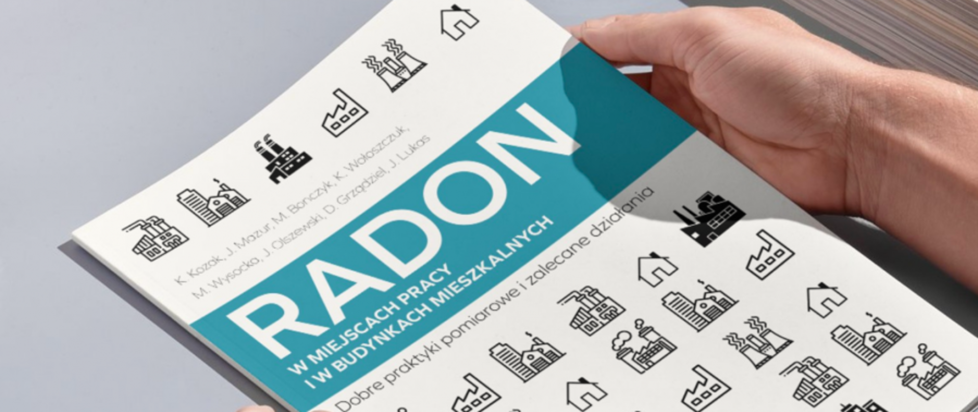 Osoba trzymająca ulotkę o radonie