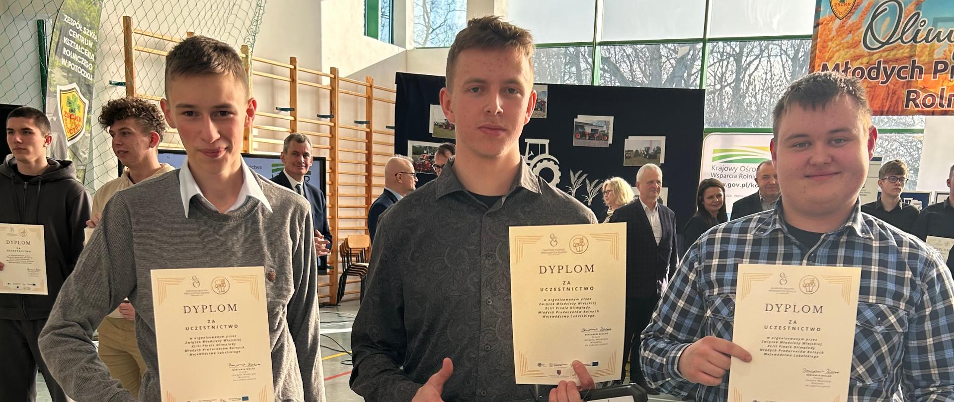 Uczniowie ZSCKR z dyplomami 