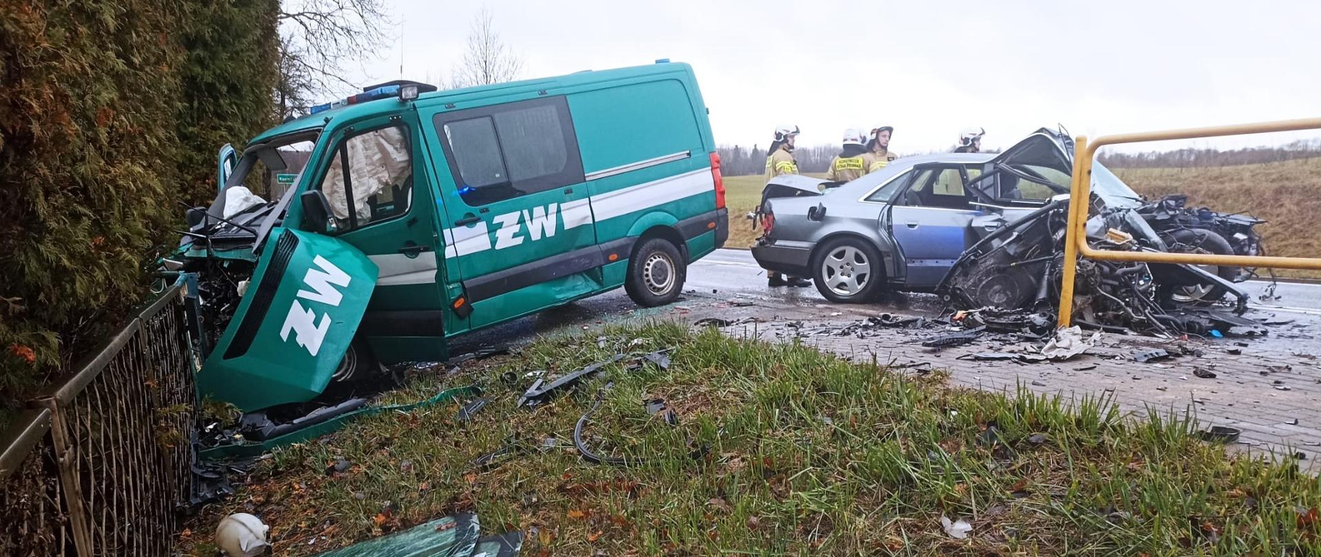 Rozbite samochody stojące na jezdni