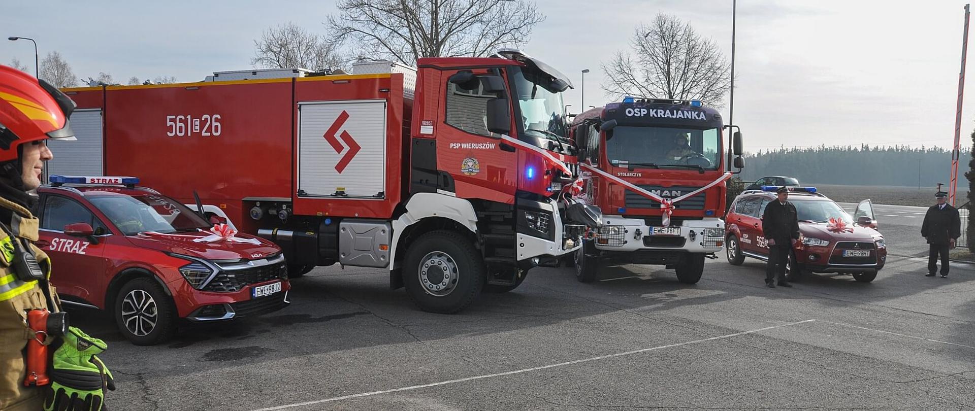 dwa samochody gaśnicze i dwa strażackie samochody osobowe