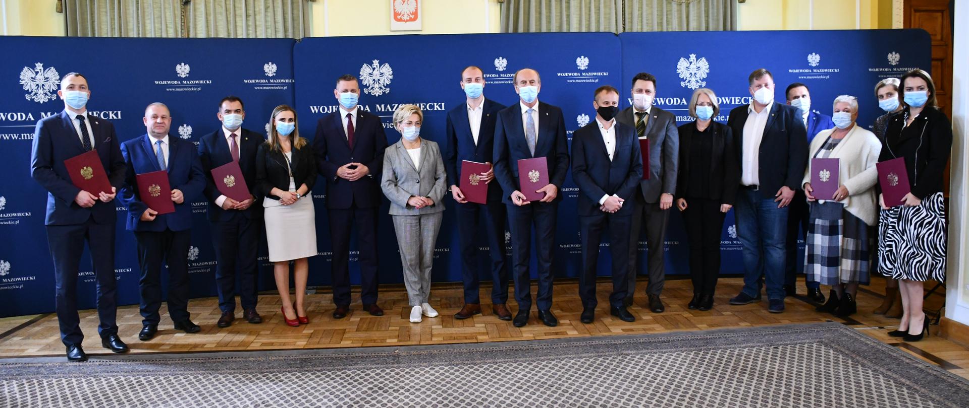 Na zdjęciu widać zgromadzonych gości podczas podpisania umów z JST