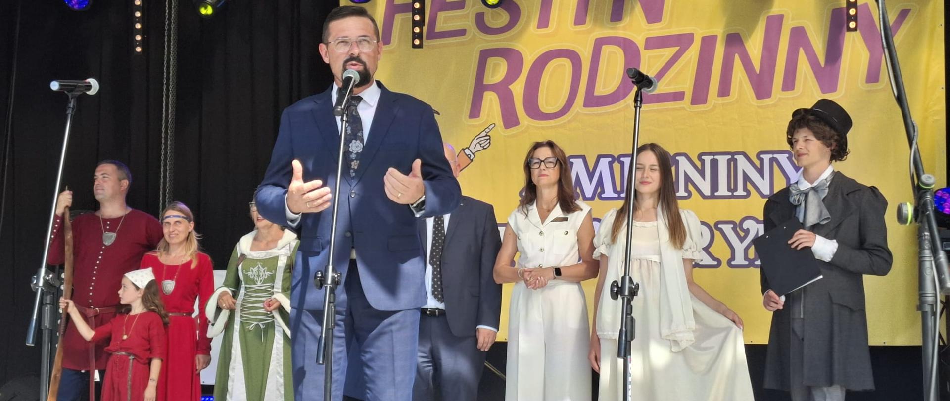 Na zdjęciu widać kobiety i mężczyzn