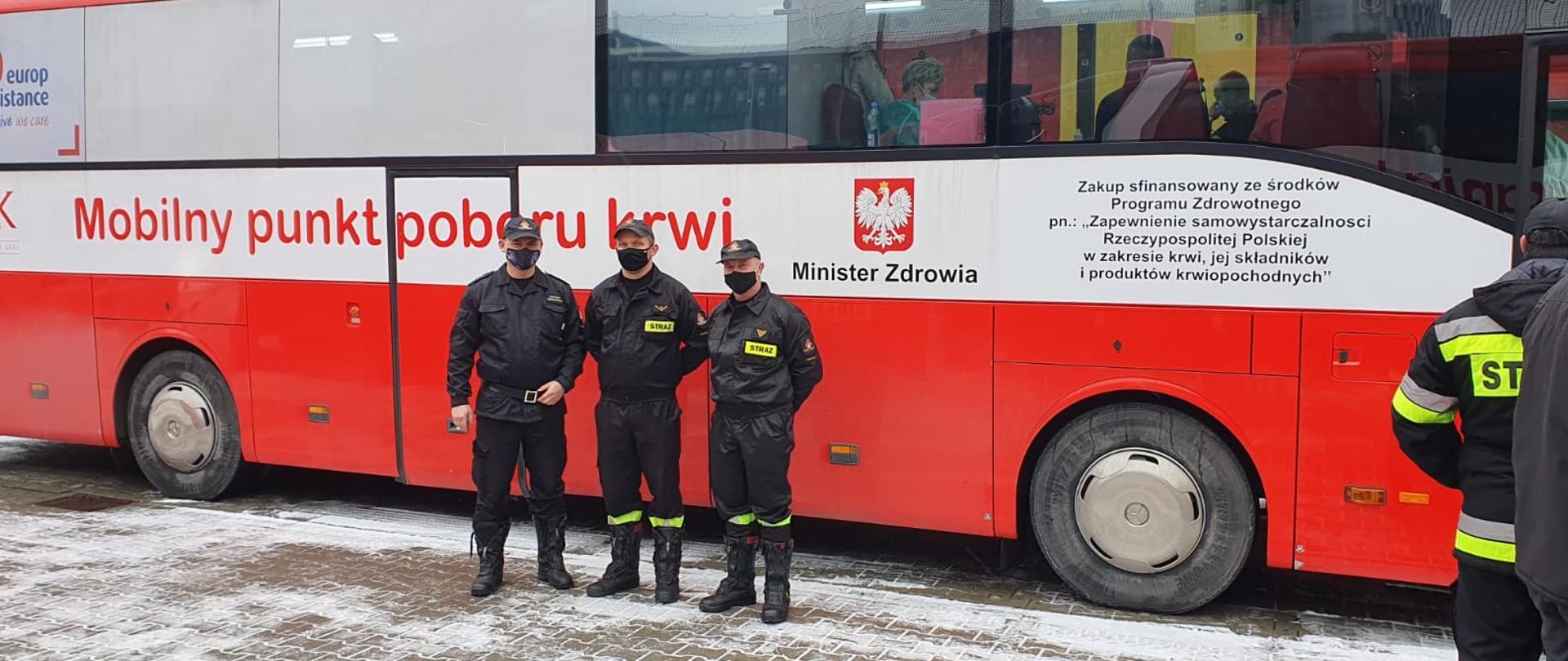 Zdjęcie przedstawia strażaków którzy oddali krew w ramach Akcji krwiodawstwa