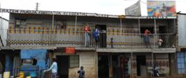 zniszczony budynek w Mathare w Kenii. Na budynku napis Razem Pamoja Foundation Residential Place Ushirika