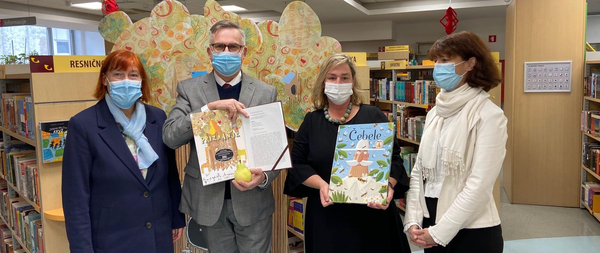 Ambasador Krzysztof Olendzki odbiera nagrodę Złotej gruszki za album Pszczoły 