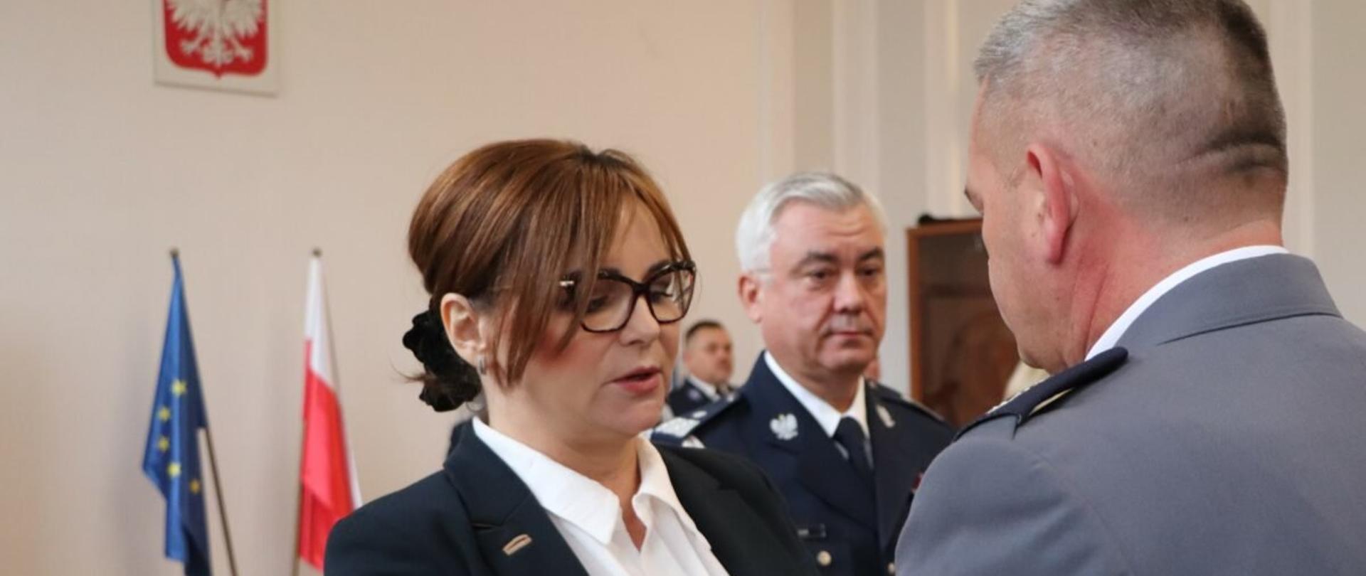 Wicewojewoda podkarpacki Jolanta Sawicka wręcza odznaczenie policjantowi