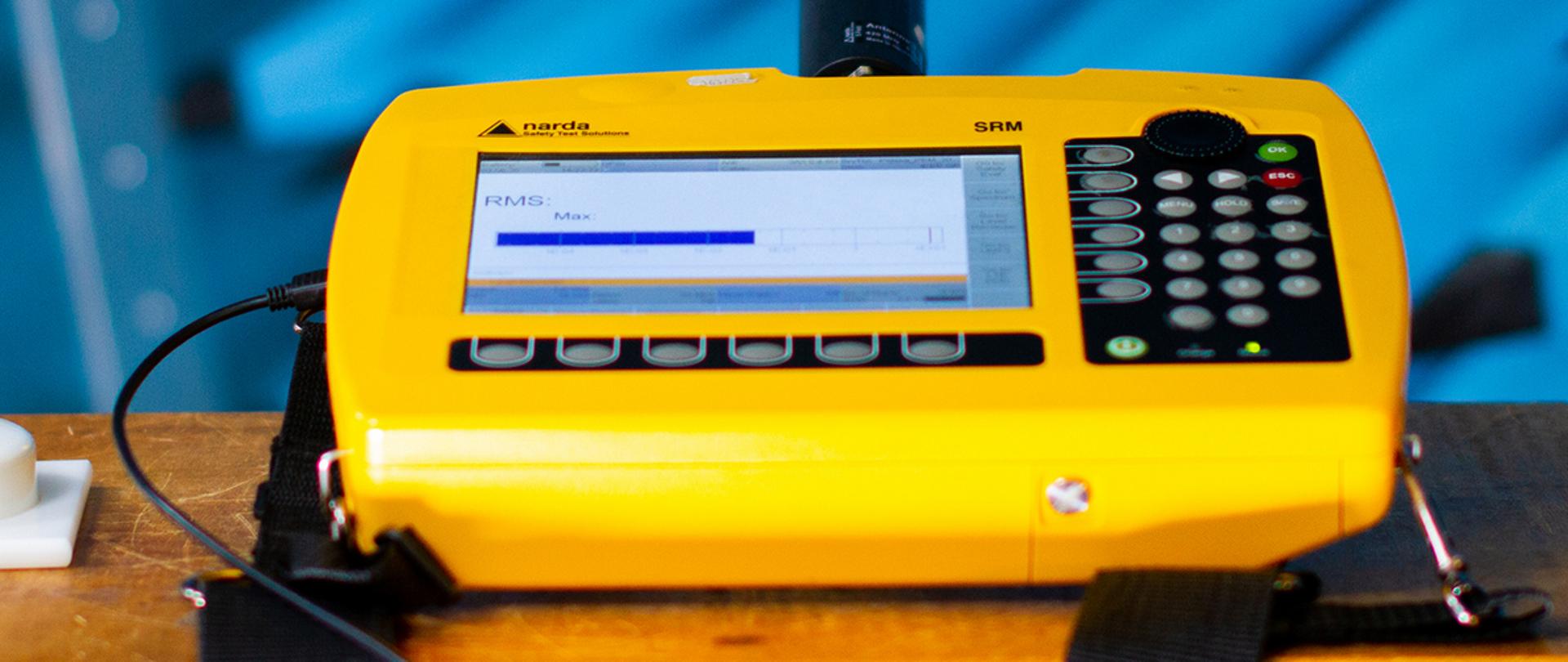 Zdjęcie przedstawia urządzenie do pomiaru poziomu PEM.