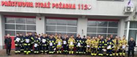 W miesiącu wrześniu i październiku 2022 r. w Komendzie Powiatowej Państwowej Straży Pożarnej w Przasnyszu odbyło się Szkolenie podstawowe dla strażaków ratowników Ochotniczych Straży Pożarnych z terenu powiatu przasnyskiego.
Zajęcia teoretyczne i praktyczne prowadzili funkcjonariusze Komendy Powiatowej Państwowej Straży Pożarnej w Przasnyszu zgodnie z nowym programem nauczania opublikowanym w marcu 2022 r.
Celem szkolenia było przygotowanie słuchaczy do prowadzenia działań ratowniczo-gaśniczych przewidzianych dla ochotniczych straży pożarnych. Uprawnienia jakie otrzymali to miedzy innymi prowadzenie
podstawowych czynności ratowniczych w ramach zastępu podczas działań ratowniczych z wykorzystaniem sprzętu i wyposażenia technicznego przewidzianego w programie szkolenia, w tym urządzeń nadawczych i odbiorczych właściwych dla sieci radiowych UKF Państwowej Straży Pożarnej, prowadzenia działań ratowniczych podczas powodzi,
wydawania sygnałów i poleceń uczestnikom ruchu lub innym osobom znajdującym się na drodze w ramach wykonywania działań ratowniczych. Każdy z kursantów ukończył pozytywnie test w komorze dymowej.
Do egzaminu końcowego w dniu 29 października przystąpiło 39 druhów, którzy ukończyli egzamin teoretyczny i praktyczny z wynikiem pozytywnym.
Wszystkim nowo upieczonym strażakom życzymy wszystkiego najlepszego oraz tylu powrotów co wyjazdów do akcji.
________________________________________
Opracował: Oficer prasowy Komendanta Powiatowego PSP w Przasnyszu kpt. Piotr Kuligowski.
Zdjęcia: kpt. Piotr Kuligowski.
