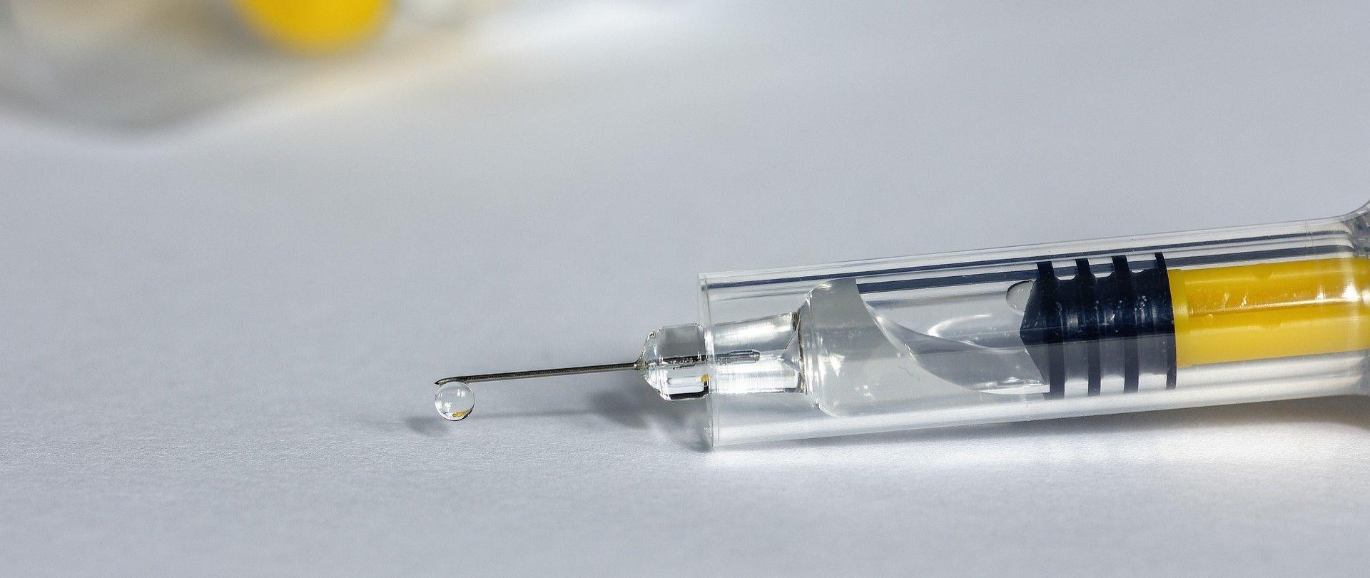 strzykawka położona na białym blacie.