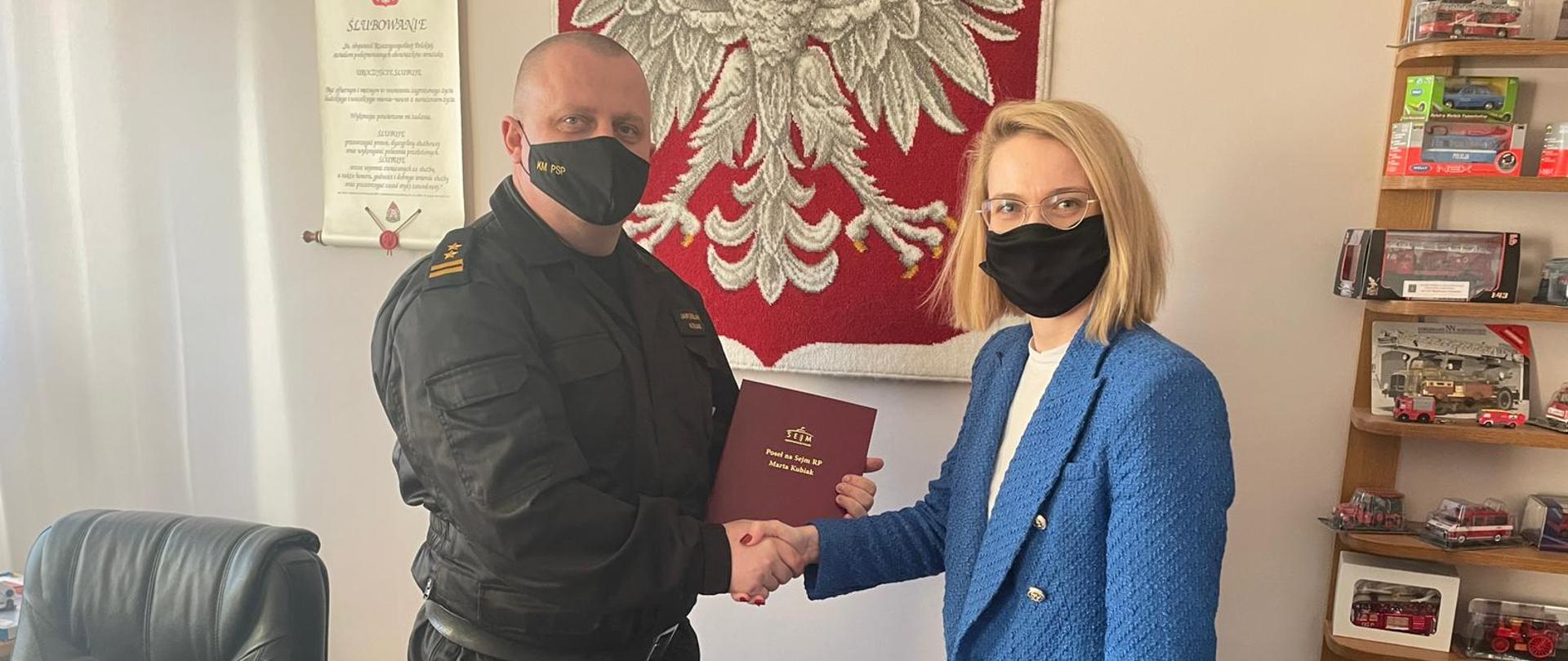 Na zdjęciu widnieje bryg. Jarosław Kołak, Komendant Powiatowy PSP w Pile oraz Poseł na Sejm RP Marta Kubiak.