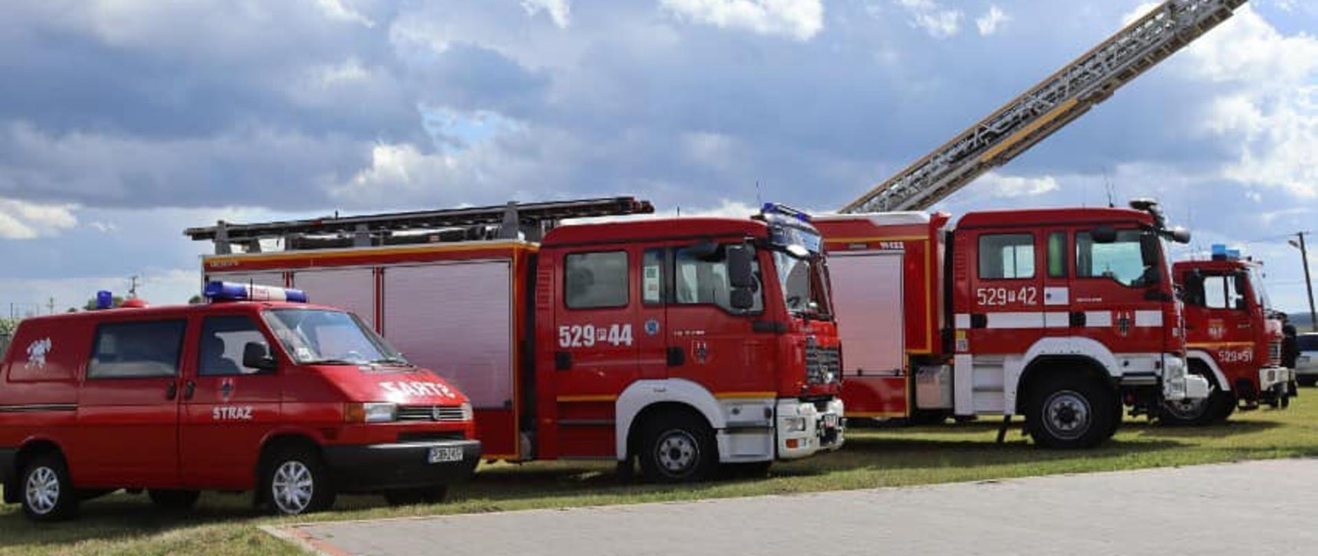 W związku z tak pięknym jubileuszem powstania OSP Ryczywół w dniu 16.07.2022 r. w Gorzewie odbyły się uroczyste obchody 100-lecia jednostki. W tym podniosłym wydarzeniu wzięli udział główni bohaterowie tj. druhny i druhowie OSP Ryczywół, a także mieszkańcy gminy oraz zaproszeni goście, w tym również Komendant Powiatowy Państwowej Straży Pożarnej w Obornikach mł. bryg. Michał Mulka