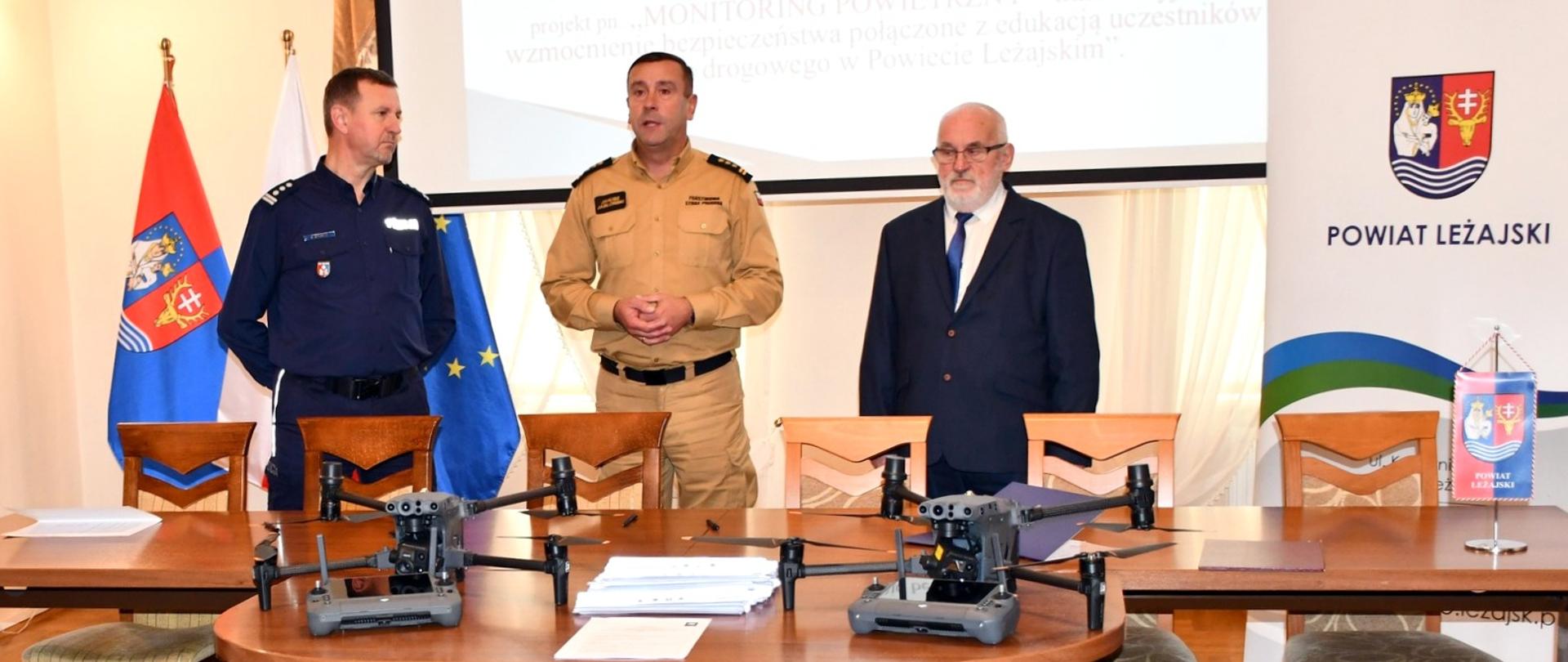 Na zdjęciach widzimy uroczyste przekazanie dronów dla strażaków oraz policjantów z powiatu leżajskiego.