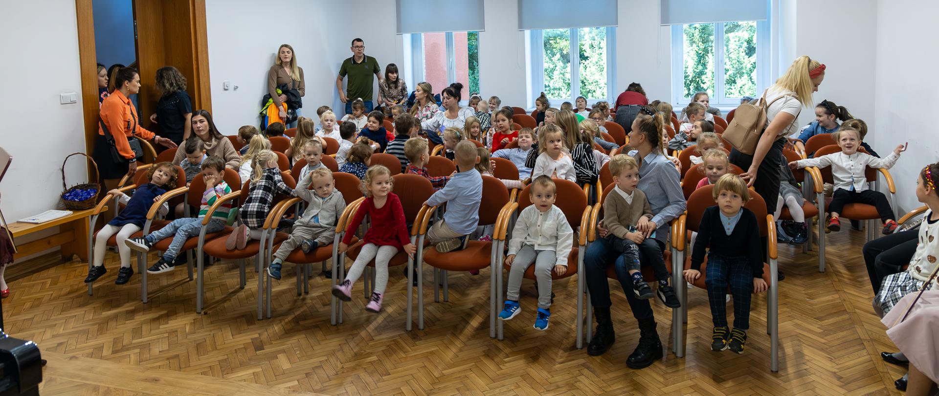 Wychowankowie przedszkola "Piccolino" jako publiczność na koncercie w PSM w Głubczycach.