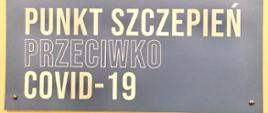 Szyld z napisem Punkt szczepień przeciwko COVID-19