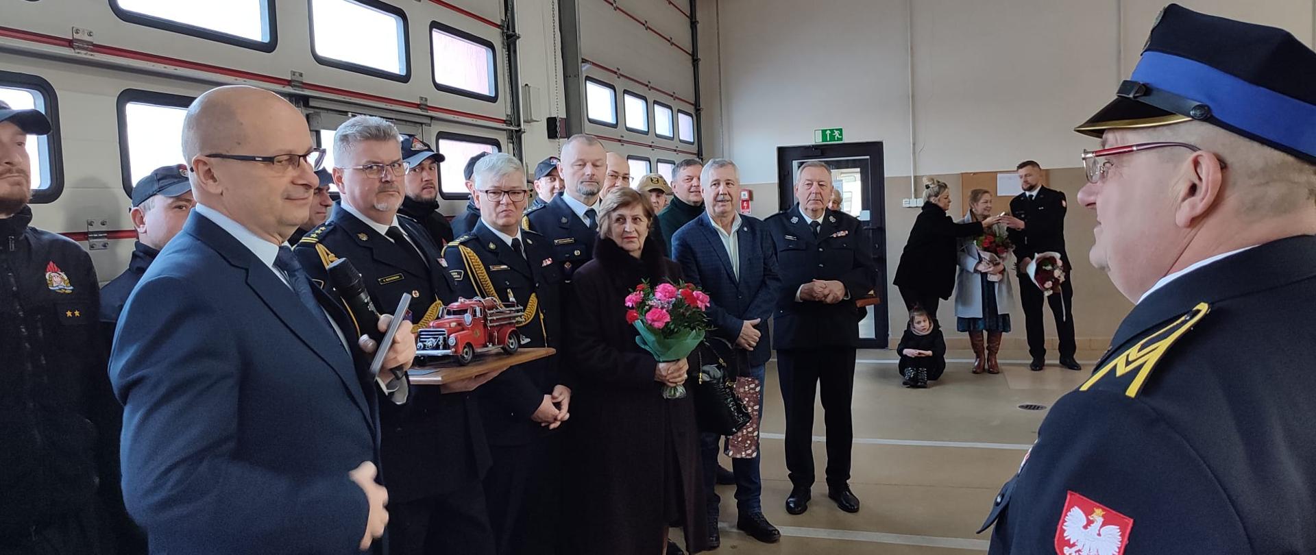 Zaproszeni goście przekazują podziękowania za wieloletnią współpracę