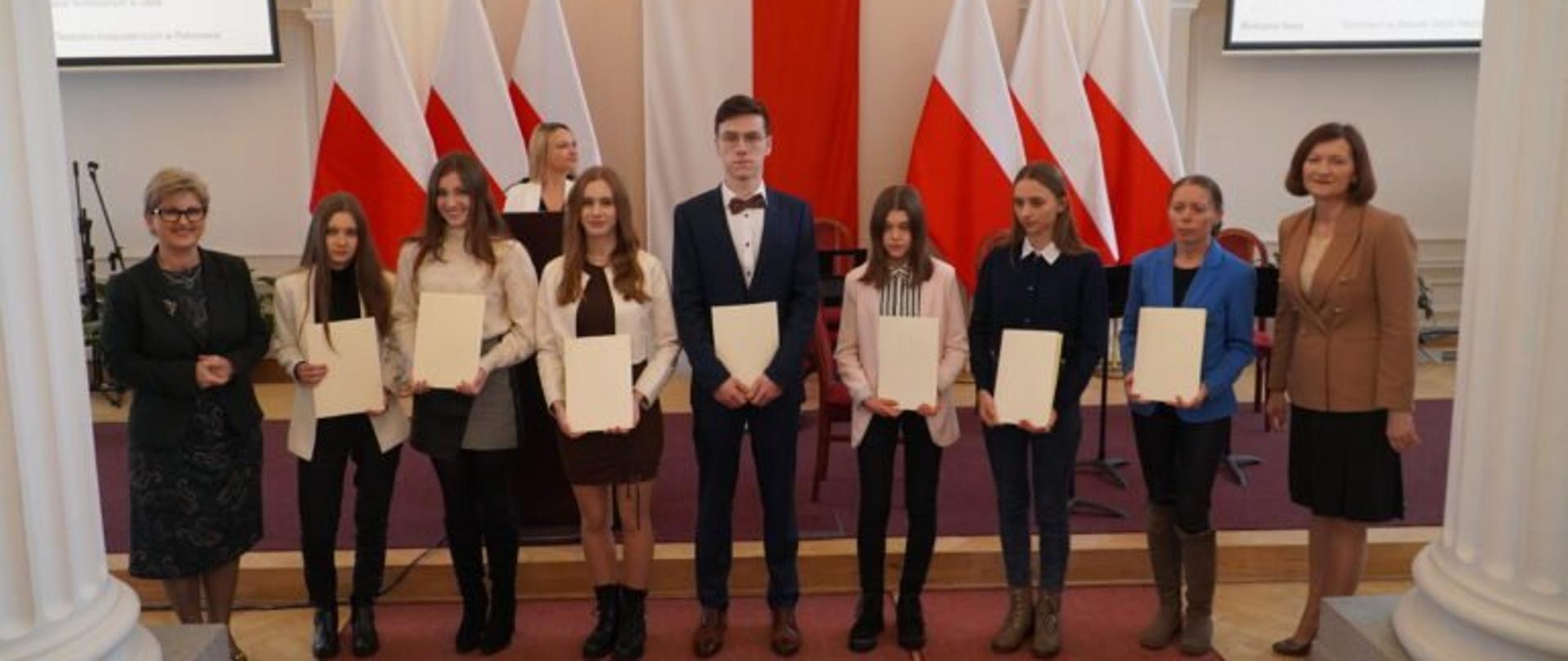 Od lewej podkarpacki Kurator Oświaty Małgorzata Rauch, stypendyści Prezesa Rady Ministrów oraz wojewoda podkarpacki Ewa Leniart podczas uroczystości wręczenia dyplomów młodzieży 