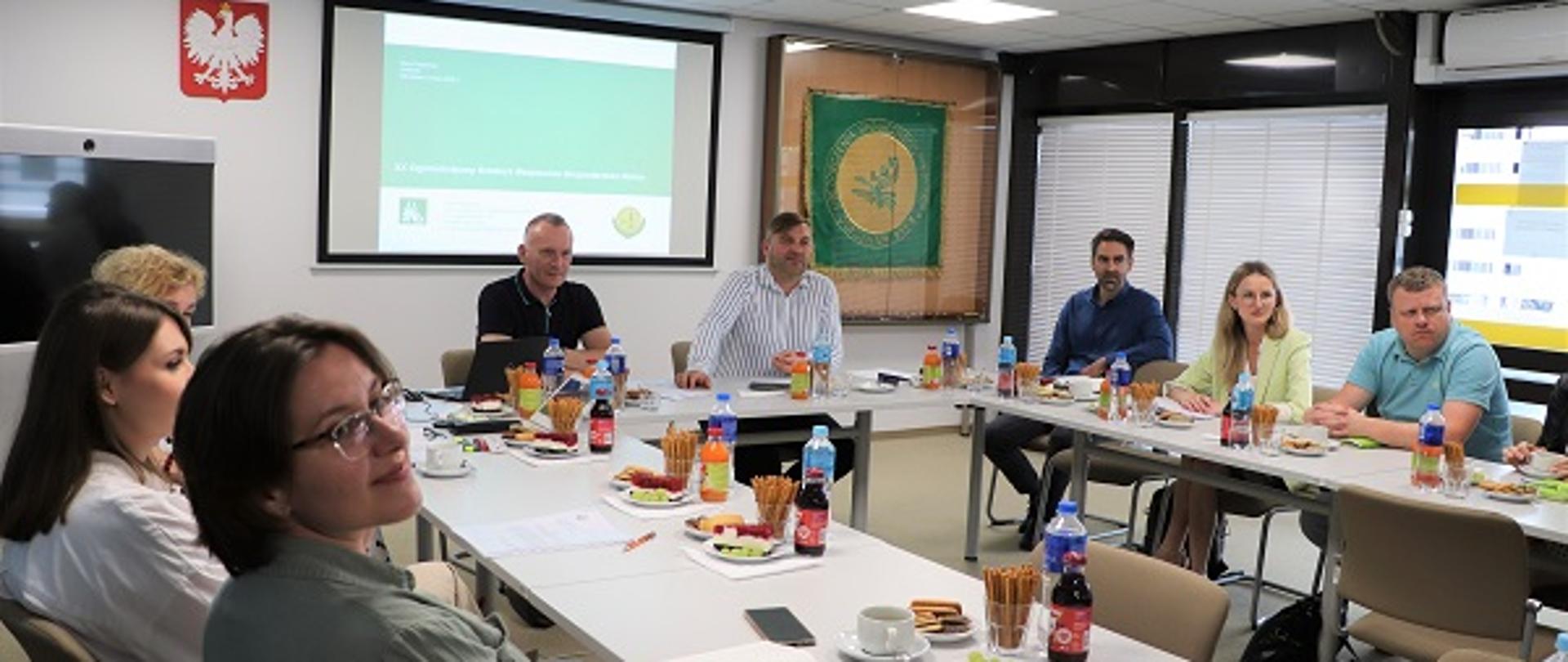 sala obrad i członkowie komisji