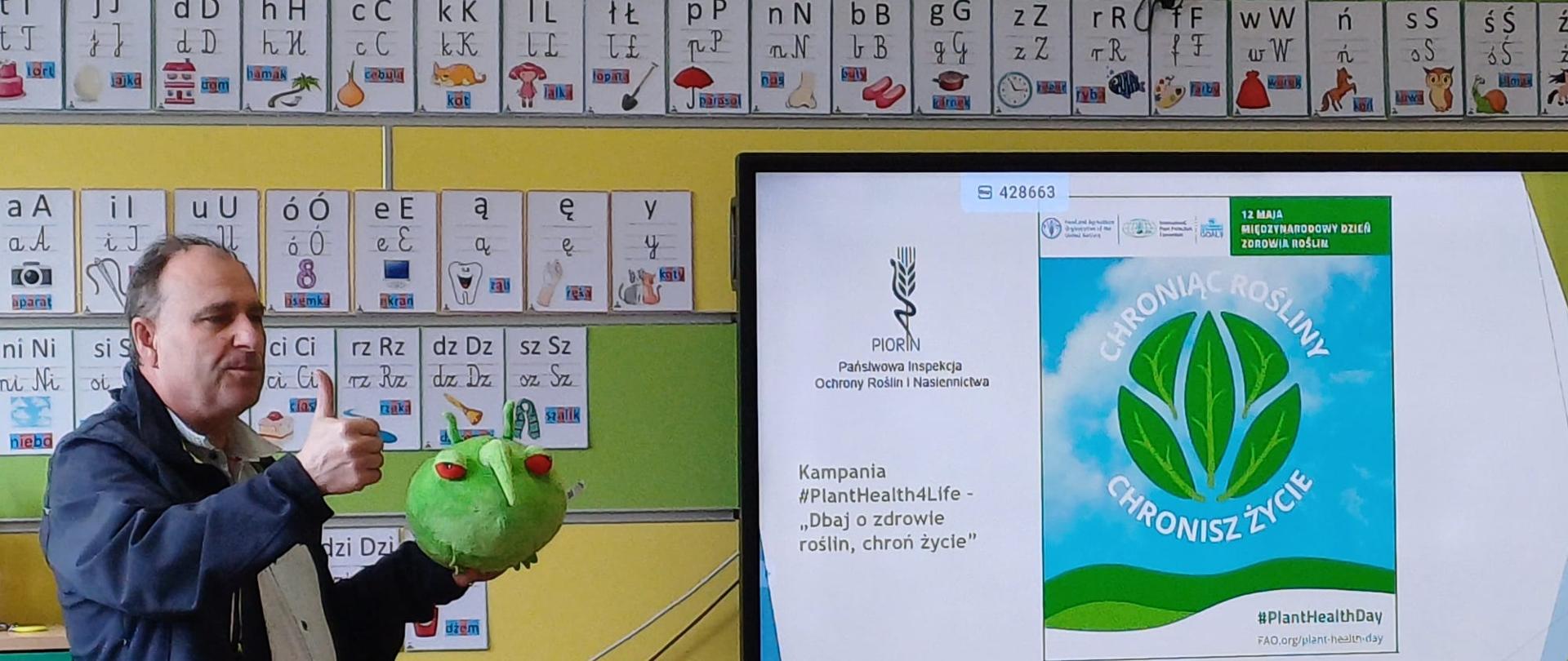 Zdjęcie przedstawia przebieg zajęć edukacyjnych w szkole we Włodzieninie