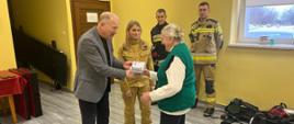 Przekazanie czujki dla seniorki z rak wójta i funkcjonariuszki PSP
