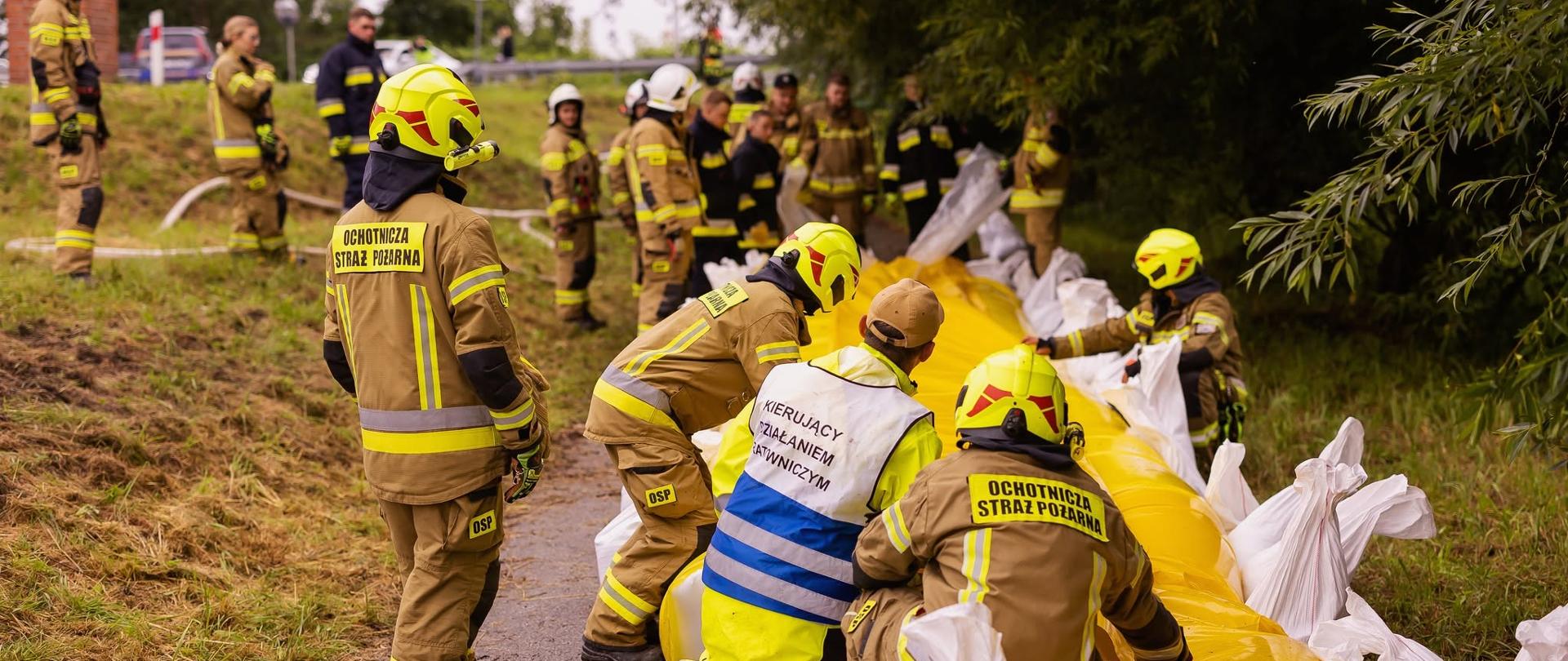 Układanie rękawa powodziowego