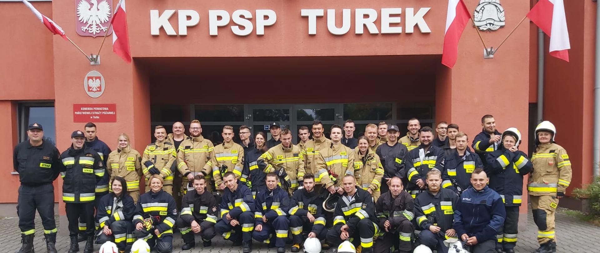 Strażacy przed budynkiem komendy