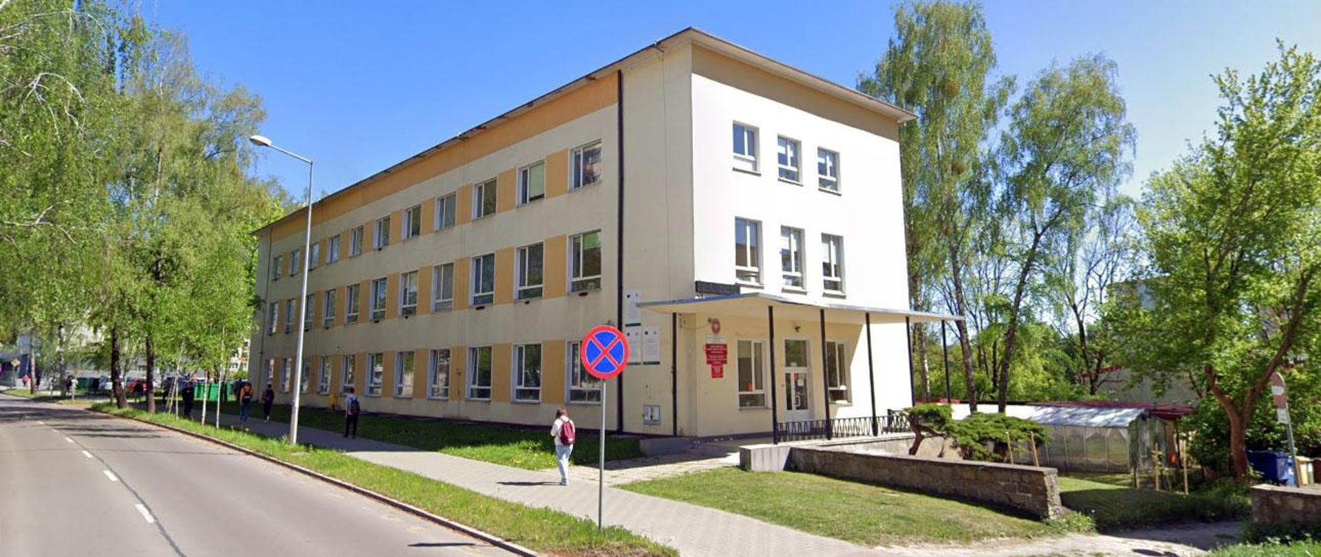 Jednopiętrowy budynek biurowy przy ulicy. Posiada prostą, modernistyczną fasadę i płaski dach. Przed budynkiem znajduje się chodnik i niewielki trawnik.