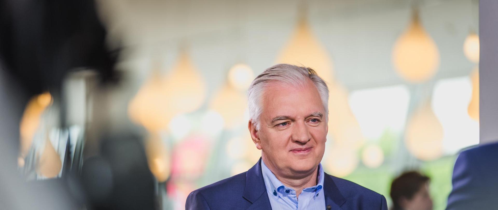 Minister Gowin na tle lamp