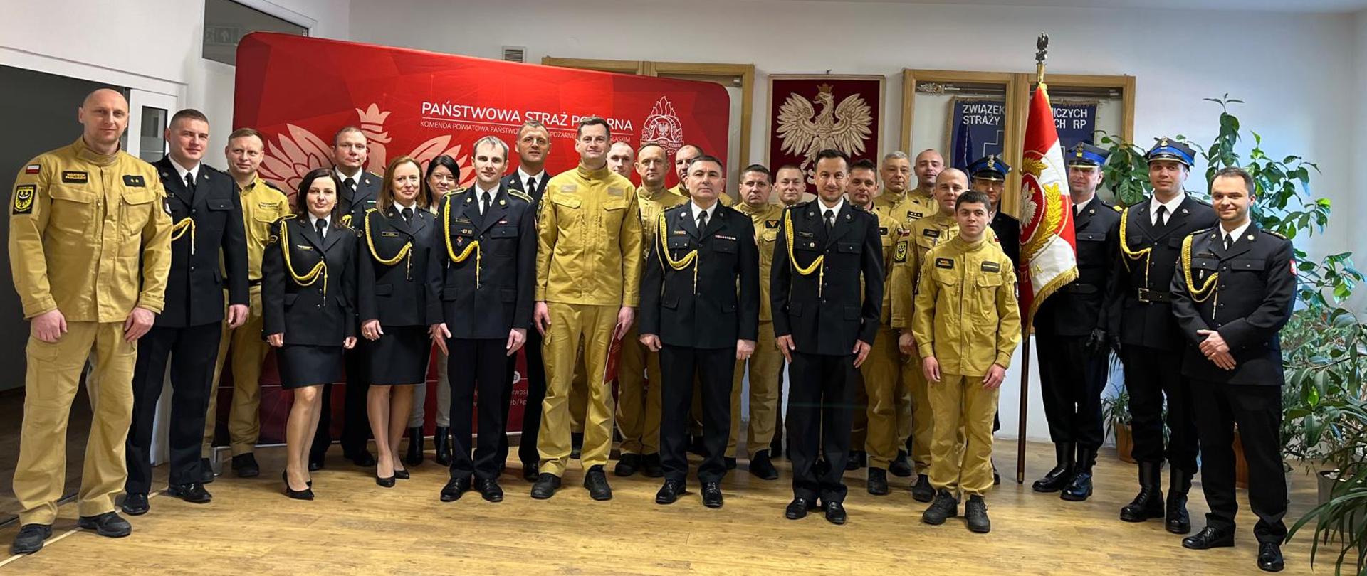 Zdjęcie grupowe funkcjonariuszy i pracowników cywilnych po uroczystej zbiórce.