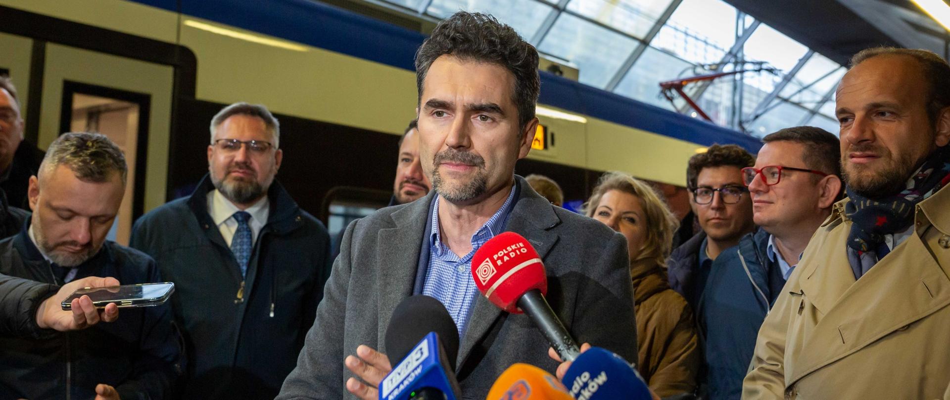 Konferencja prasowa z udziałem wiceministrów infrastruktury Piotra Malepszaka i Przemysława Koperskiego w sprawie otwarcia połączenia kolejowego Bielsko-Biała - Kraków