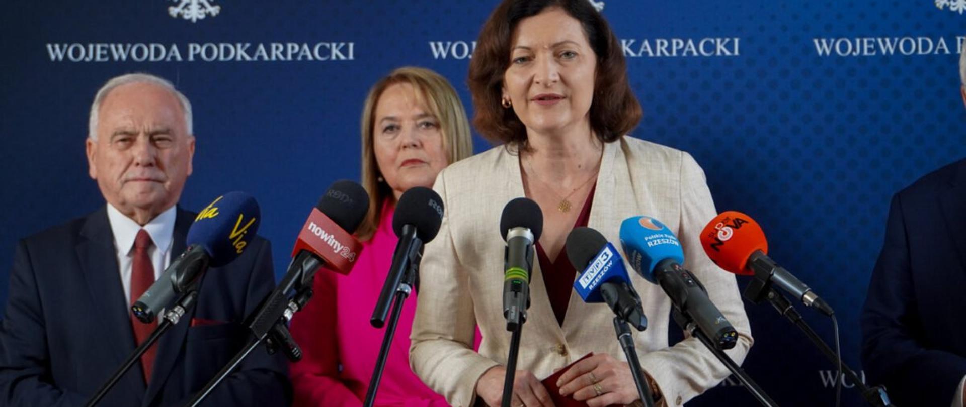 Wojewoda podkarpacki Ewa Leniart podczas konferencji prasowej