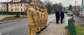 strażacy z Jednostki Ratowniczo-Gaśniczej wraz z Komendantem Powiatowym PSP w Lwówku Śląskim oraz jego Zastępcą uczestniczący w uroczystości podniesienia Flagi Państwowej
