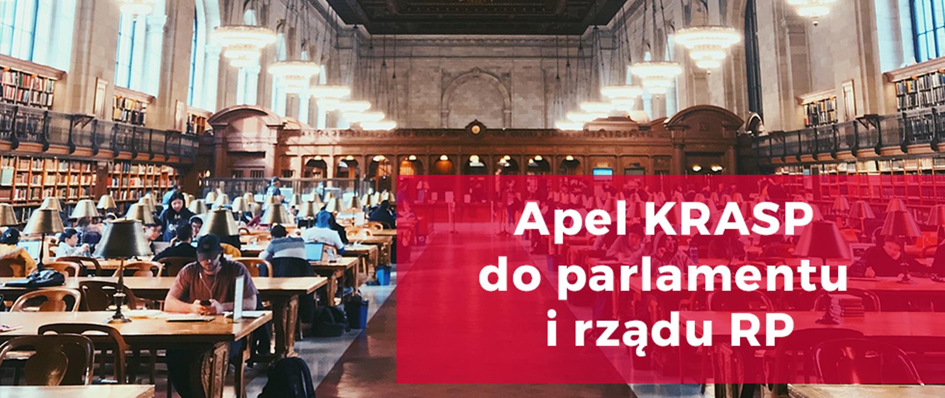 Sala biblioteczna, w której siedzą ludzie na dalszym planie. Na planie pierwszym - biały napis na czerwonym tle: Apel KRASP do parlamentu i rządu RP