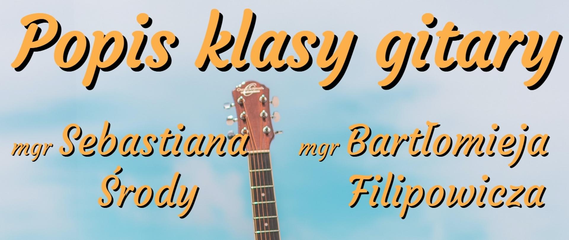 Zdjęcie przestawiające gitarę na plaży z morzem w tle. Na zdjęciu znajdują się napisy: "Popis klasy gitary mgr Sebastiana Środy i mgr Bartłomieja Filipowicza odbędzie się 8 maja 2023 r. o godz. 16.30 w auli PSM".