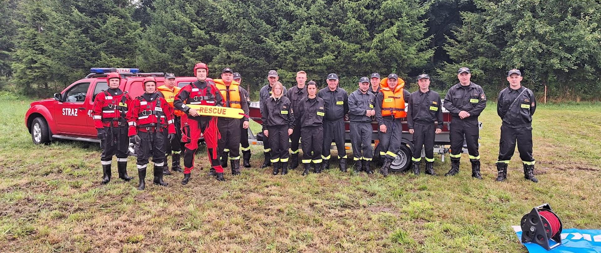 zdjęcie grupowe strażaków biorących udział w ćwiczeniach 