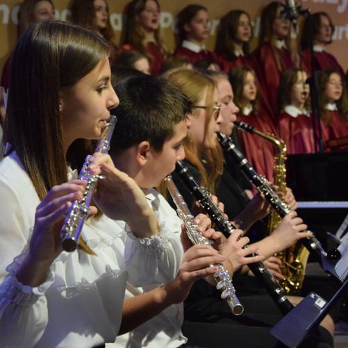 na zdjęciu widoczny jest chór szkolny i orkiestra