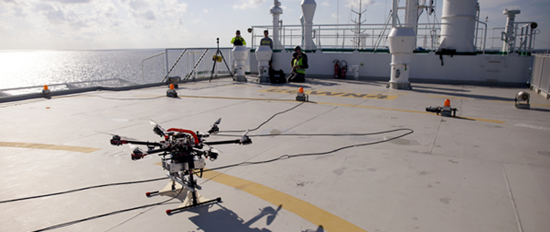 Testy elementów systemu AVAL przeprowadzone na morzu. Na zdjęciu dron lądujący na statku