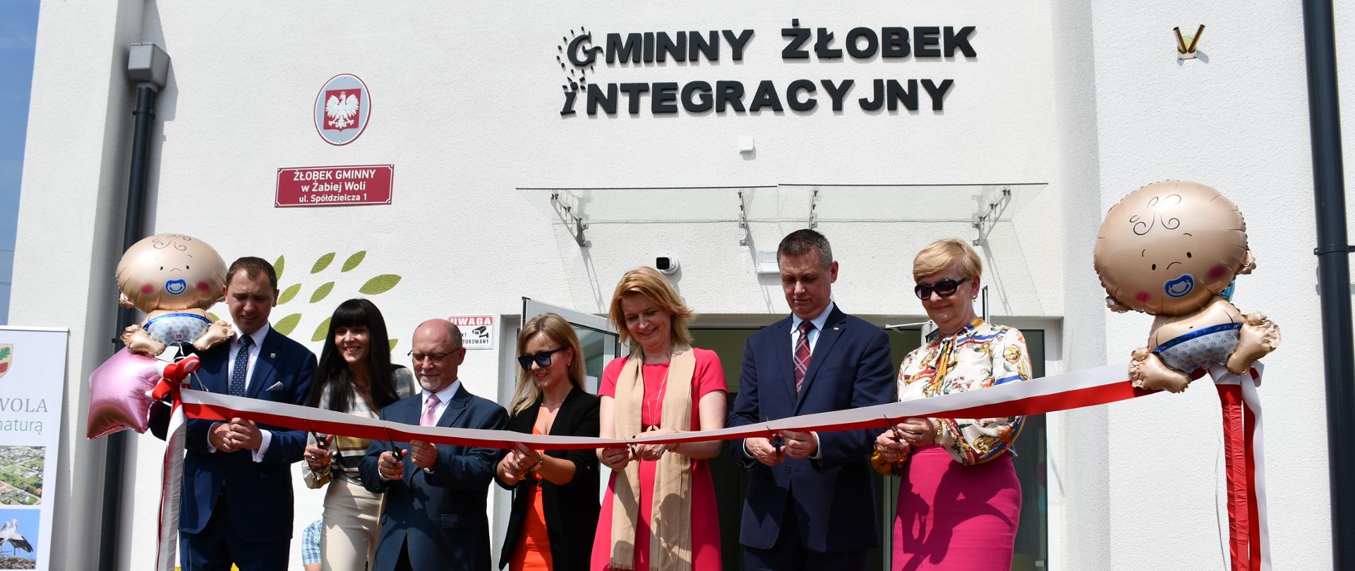 Uroczystego przecięcia wstęgi, symbolizującego otwarcie placówki dokonali m.in. Wiceminister Rodziny, Pracy i Polityki Społecznej Barbara Socha, Wicewojewoda Mazowiecki Artur Standowicz, Poseł na Sejm RP Zdzisław Sipiera, Wójt Gminy Żabia Wola Piotr Rybka