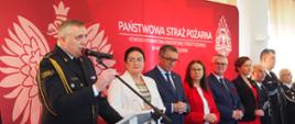 Na zdjęciu zastępca komendanta wojewódzkiego PSP przemawia do strażaków ochotników odbierających promesy na zakup sprzętu