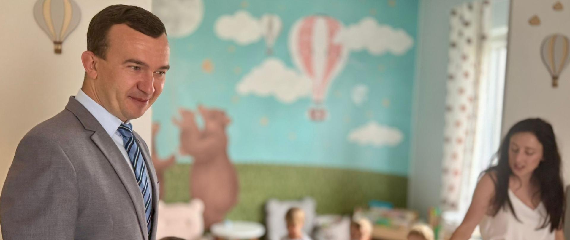 Wicewojewoda Mateusz Szauer z wizytacją niepublicznej instytucji dziennego opiekuna w Ługwałdzie