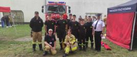 Na zdjęciu widoczny jest Komendant Powiatowy PSP w Otwocku wraz z Młodzieżową Drużyną Pożarniczą Józefów na tle wozu strażackiego. 