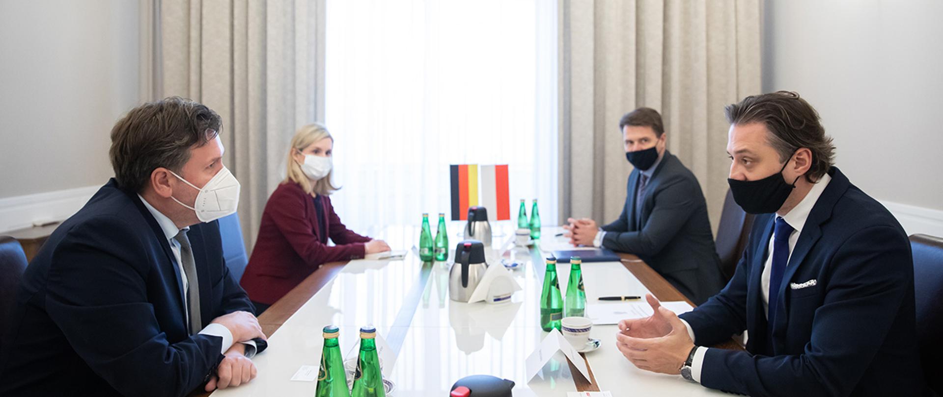 Na zdjęciu widać siedzących w maseczkach na przeciw siebie wiceministra Bartosza Grodeckiego i Torstenem Akmanem sekretarza Stanu Senatu Berlina ds. wewnętrznych.