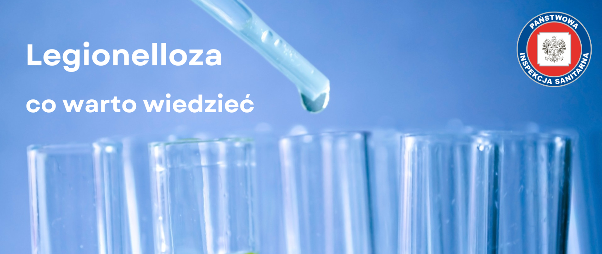 jasnoniebieskie tło, szklane probówki laboratoryjne, nad jedną z nich laboratoryjna pipeta z kroplą wody, w lewym górnym rogu logotyp państwowej inspekcji sanitarnej, w prawym górnym roku napis - Legionelloza co warto wiedzieć