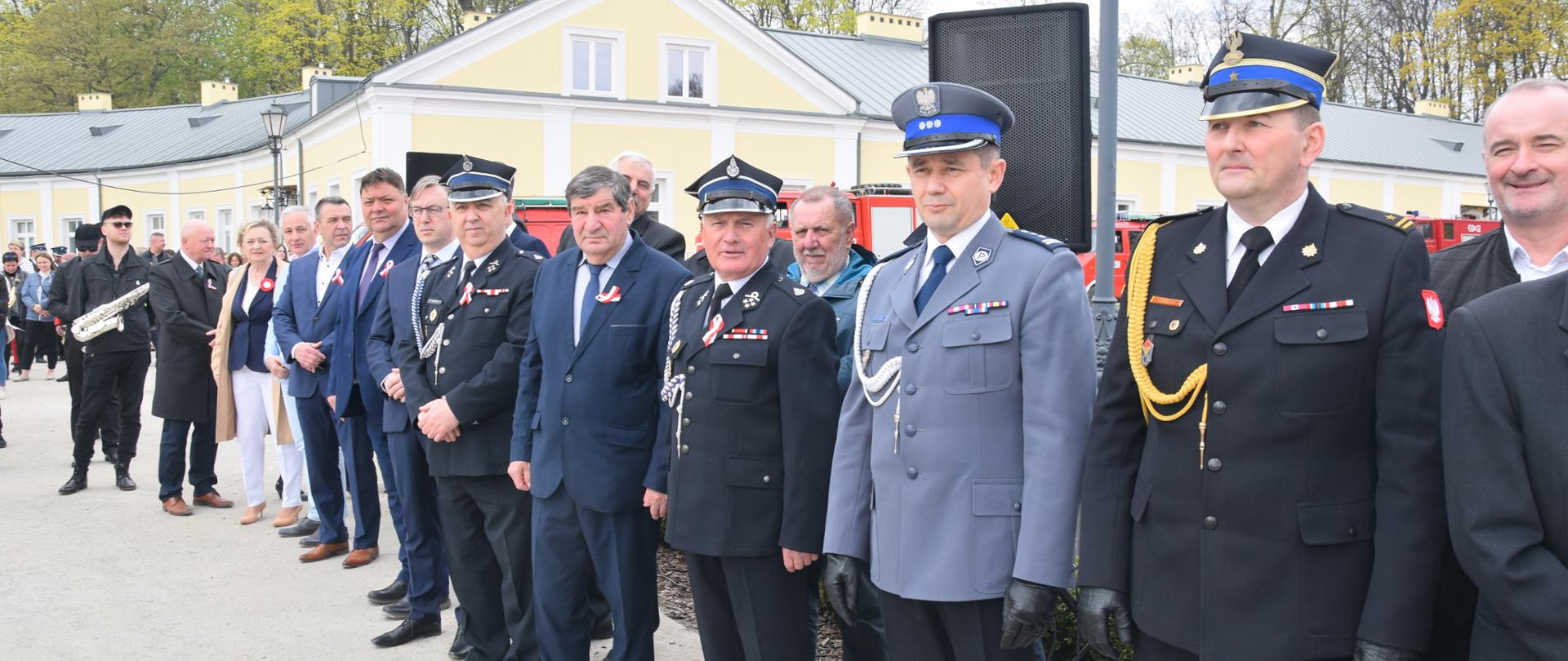 Komendant powiatowy PSP w Końskich na święcie konstytucji 3 Maja